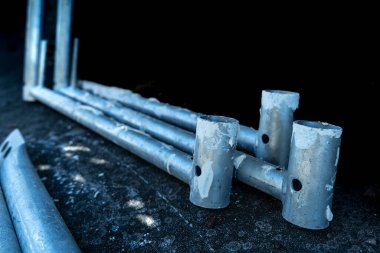 İnşaat alanı. İşçiler. Alet edevatlı ev dekorasyonu. Yeni malzemeler, merdivenler, çarşaflar ve paltoyla yeni bir ev. Çelik ve demir. Tüpler