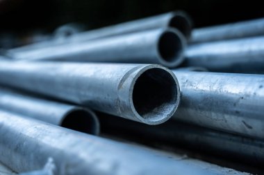 İnşaat alanı. İşçiler. Alet edevatlı ev dekorasyonu. Yeni malzemeler, merdivenler, çarşaflar ve paltoyla yeni bir ev. Çelik ve demir. Tüpler