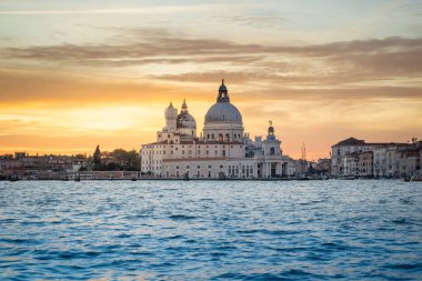 Venedik Büyük Kanalı ve Santa Maria della Selamlama Kilisesi akşam ve gün batımında. Nehirden San Marco Meydanı. Gondol ve tekneler geleneksel. Karnaval ve maske. İtalya kışın tatil yapar. Noel.