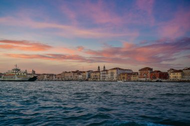 Venedik Büyük Kanalı ve Santa Maria della Selamlama Kilisesi akşam ve gün batımında. Nehirden San Marco Meydanı. Gondol ve tekneler geleneksel. Karnaval ve maske. İtalya kışın tatil yapar. Noel.
