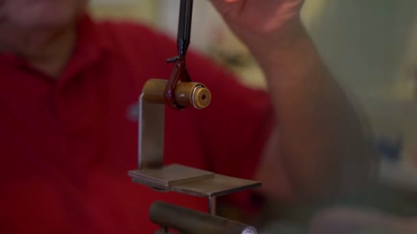 Εργοστάσιο Φυσήματος Γυαλιού Murano Εργαζόμενοι Βάζουν Σιδερένια Ράβδο Στο Φούρνο — Αρχείο Βίντεο