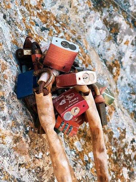 Der Kletterer Klettert Seil Auf Den Stein — Stockfoto