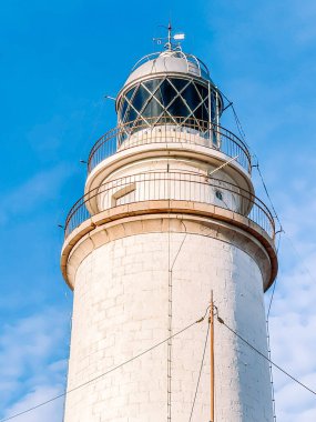 Deniz kıyısındaki deniz feneri