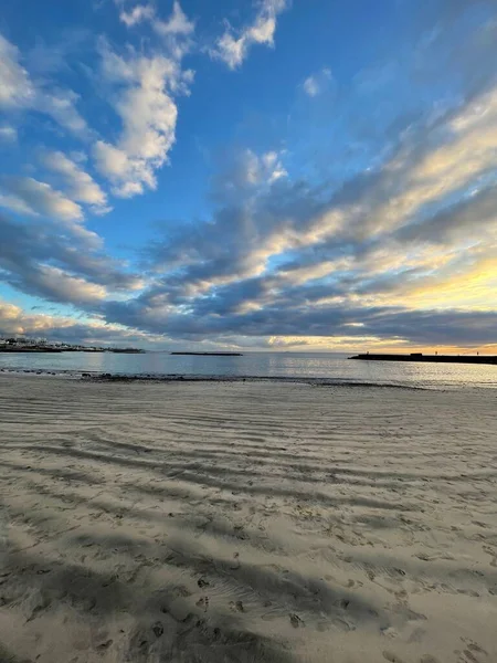 Denizin üzerinde güzel bir gün batımı