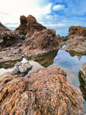 En büyük denizin en ünlü noktasının kuzeyindeki adanın güzel manzarası.