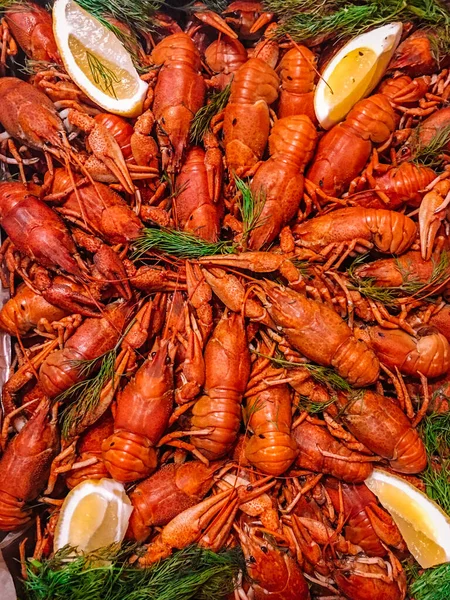 Tahta arka planda taze deniz ürünleri.