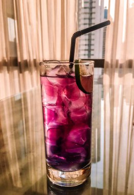 Buzlu ve limonlu soğuk limonata.