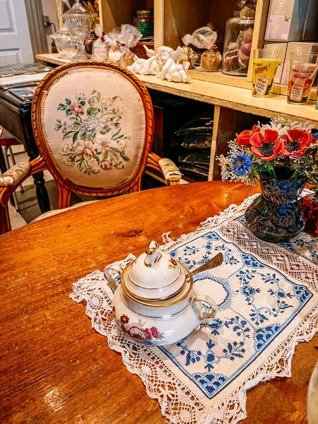 Eski kasabada bir restoranın içinde.