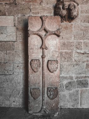 Metal saplı eski taş duvar.