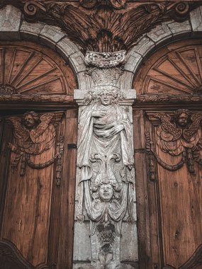 Pencereli eski ahşap kapı