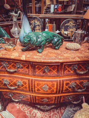 Eski ahşap bir masa ve bir kadeh şarap.