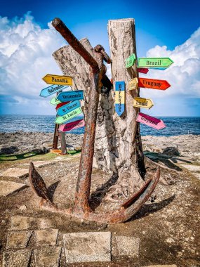 Mavi gökyüzü olan ahşap tabela