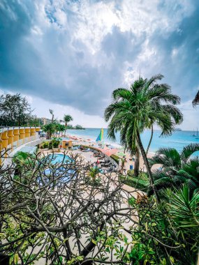 Palmiye ağaçları ve mavi gökyüzü olan güzel tropikal plaj