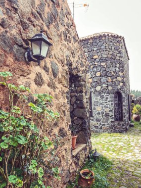 Şehirde terk edilmiş eski bir ev.