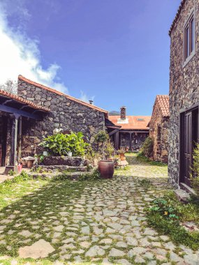 İsrail 'in kuzeyindeki Akdeniz adası adasında eski bir ev.