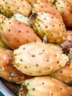 Dikenli bir armuda yakın