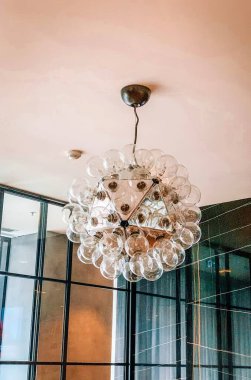 Sokaktaki düğün süsleri.