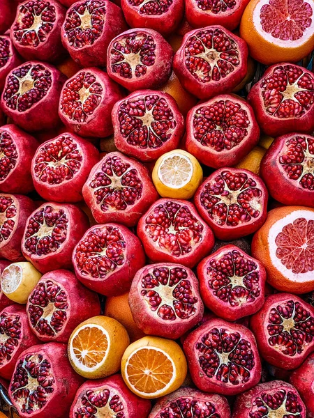Bovenaanzicht Van Verse Rode Grapefruitschijfjes Een Witte Achtergrond — Stockfoto