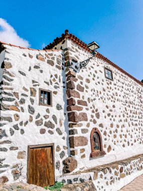 Kafkas adasının antik şehrinin köyündeki eski taş duvar.