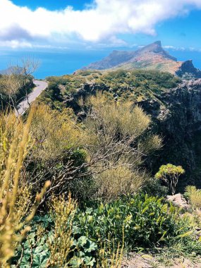 Güzel deniz manzarası ve dağlar.
