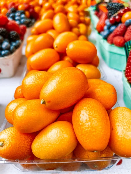 Tahta bir masada taze meyve ve sebzeler.