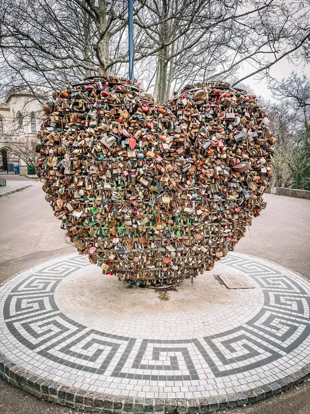 Parkta kalp şeklinde.