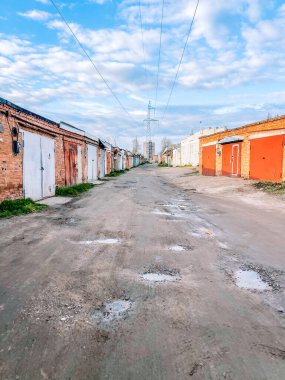 Şehirdeki terk edilmiş bina