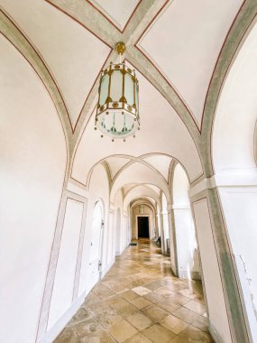 Eski binanın içinde.