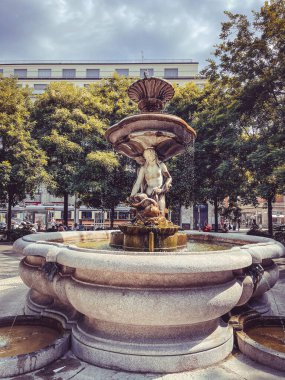 Meydandaki çeşme, Trieste şehrindeki parkta. 