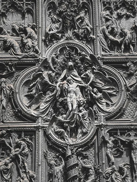 Kilisenin dış görünüşünün ayrıntıları. 