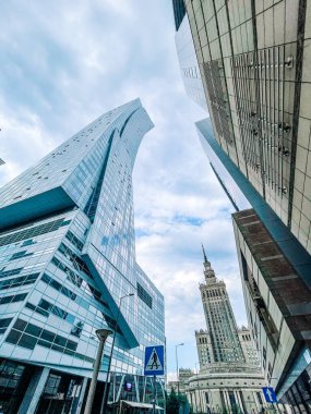 Varşova, Polonya - 18 Mart, 2019: Varşova şehir merkezi. Şehir modern bir binadır.