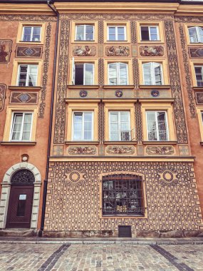 Şehirdeki eski ev cephesi