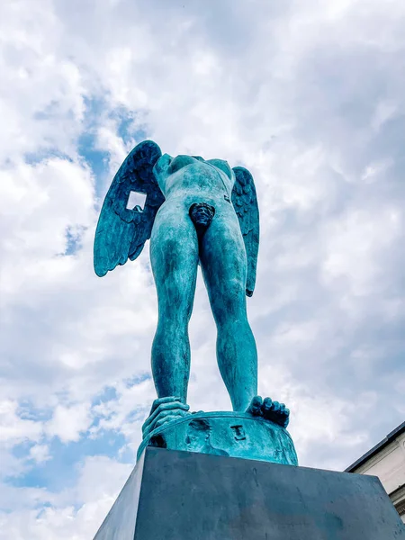 Escultura Anjo Com Asas Frente Céu Azul — Fotografia de Stock