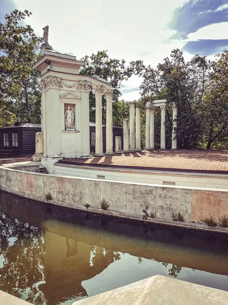 Eski bir binadaki beyaz bir çeşmenin dikey görüntüsü.