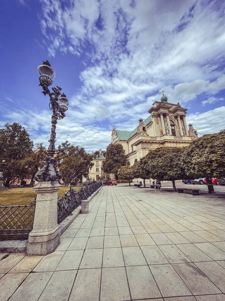 Neva adasındaki Saint Petersburg Katedrali ve Katedrali manzarası.