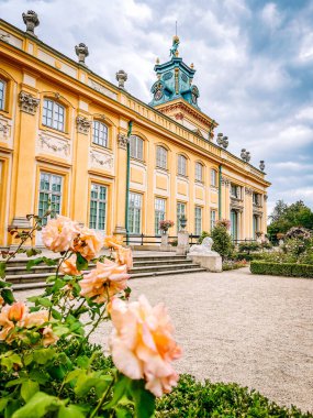 Parktaki kraliyet sarayının güzel manzarası.