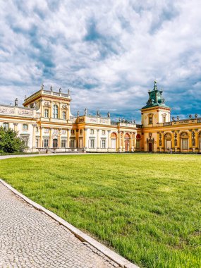 Varşova 'daki kraliyet sarayının kraliyet bahçesinde.