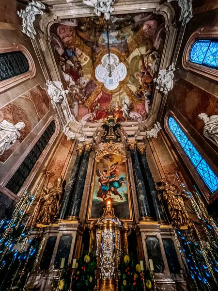 İsrail Eyaleti 'ndeki kutsal mezarlık kilisesinin içinde.