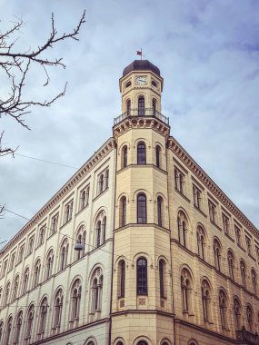 Bir binanın ön cephesi