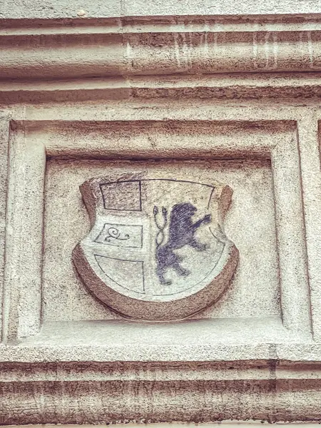 İspanya 'nın tarihi Barselona kasabasında bir taş duvarın dikey çekimi.