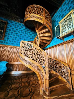 Modern bir binanın içinde.