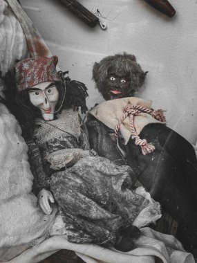 Odada oyuncağı olan korkunç bir hayalet.