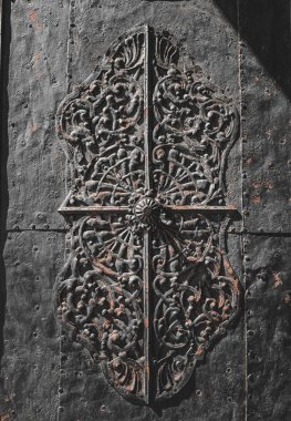 Pencereli eski ahşap kapı.