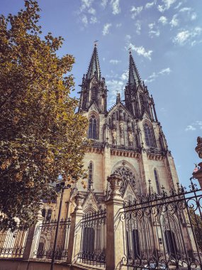 Prag şehrindeki eski katedralin dış görünüşü