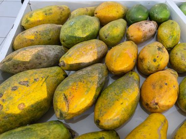 Piyasada taze sarı ve yeşil papaya 