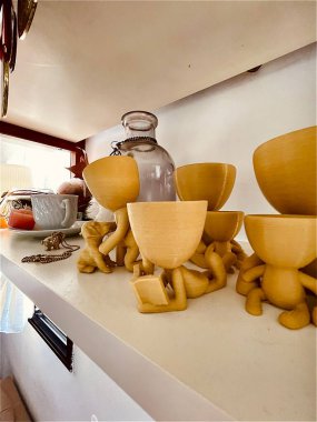 Mutfak masası, bir sürü seramik kase.