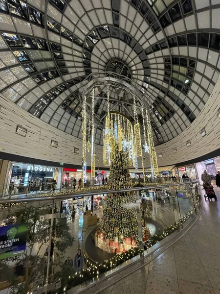 Noel Ağacı Alışveriş Merkezinde — Stok fotoğraf