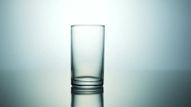 su bir bardak içine dökülür