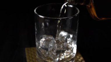bir cam içine dökülür varlık viski