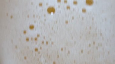 Soğuk birayı bardağa dolduruyorum.